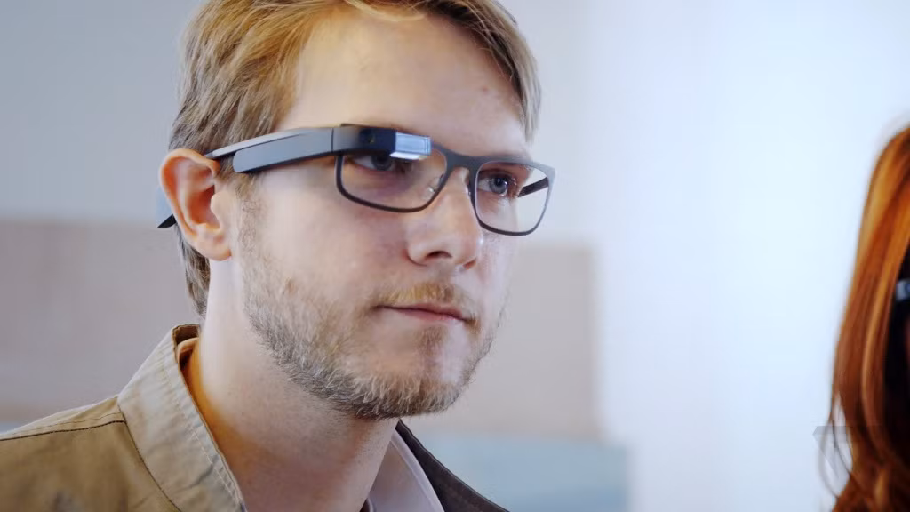 Các tin đồn gần đây cho thấy Google sẽ ra mắt Google Glass 2 trong năm 2017 với nhiều nội dung thú vị hơn. Ảnh: The Verge.