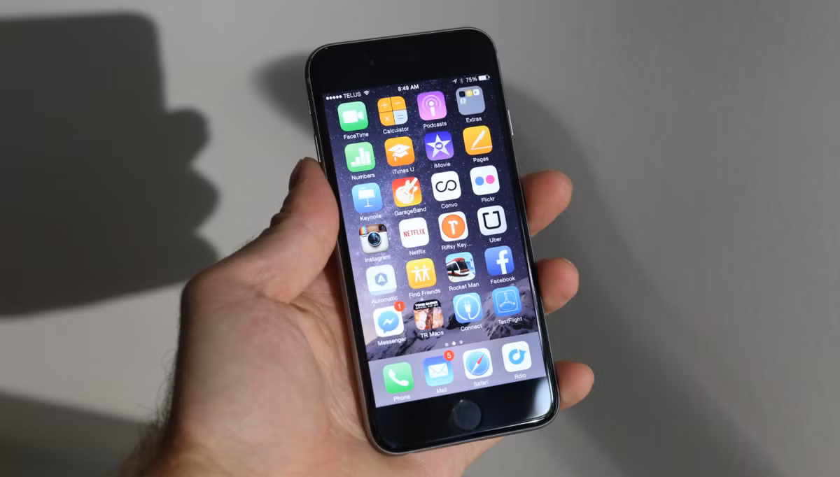 Muốn kiểm tra ngoại hình máy, đừng bỏ qua các con ốc trên thân máy. Nếu ốc có vết trầy xước, chứng tỏ máy đã được tháo ra để sửa chữa. Ảnh: TechCrunch.