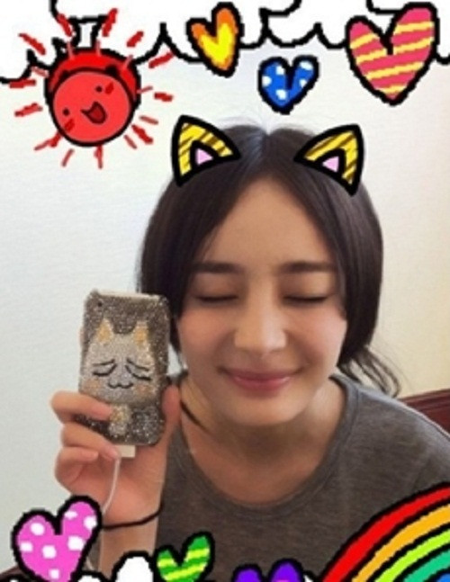 Chương Tử Di tạo dáng ngộ nghĩnh cùng sản phẩm của Apple. Ảnh: Weibo.