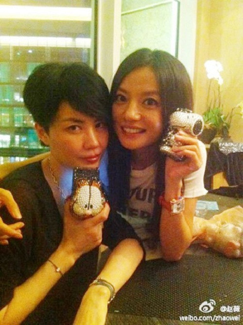 Chiếc iPhone 4 của Triệu Vy được trang trí hình đồ chơi Hello Kitty. Ảnh: Weibo.