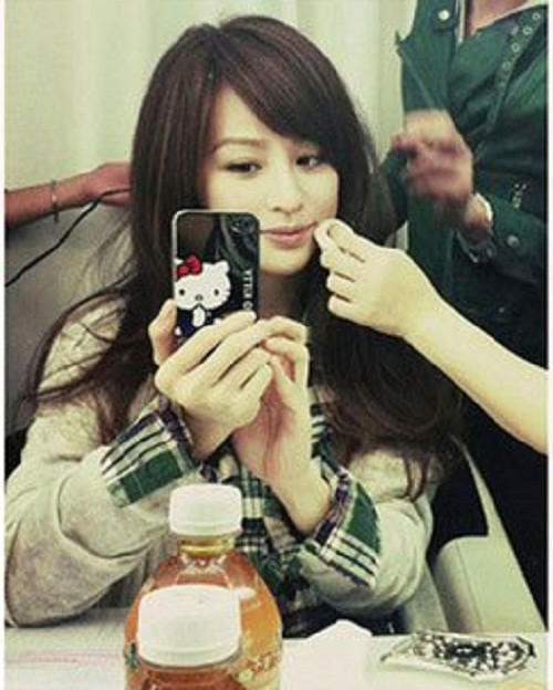 Vương Lâm tự sướng bằng iPhone 4. Ảnh: Sina.