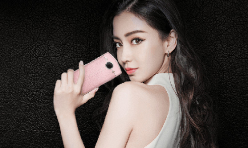 Chiếc điện thoại Meitu 4s màu hồng bắt mắt với hình thoi khác biệt khiến Angelababy mê mẩn. Ảnh: Phonearena.