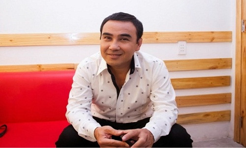 Trên đường đến điểm diễn, anh bị giật điện thoại