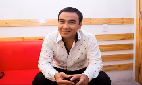 Trên đường đến điểm diễn, anh bị giật điện thoại