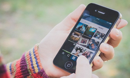 Hầu hết các bạn trẻ dùng iPhone đều sử dụng Instagram để chia sẻ hình ảnh. Ngày càng có nhiều ứng dụng cho phép người dùng chia sẻ ảnh miễn phí với bạn bè nhưng điều này không làm giảm lãi suất người Instagram. Ảnh: BI.