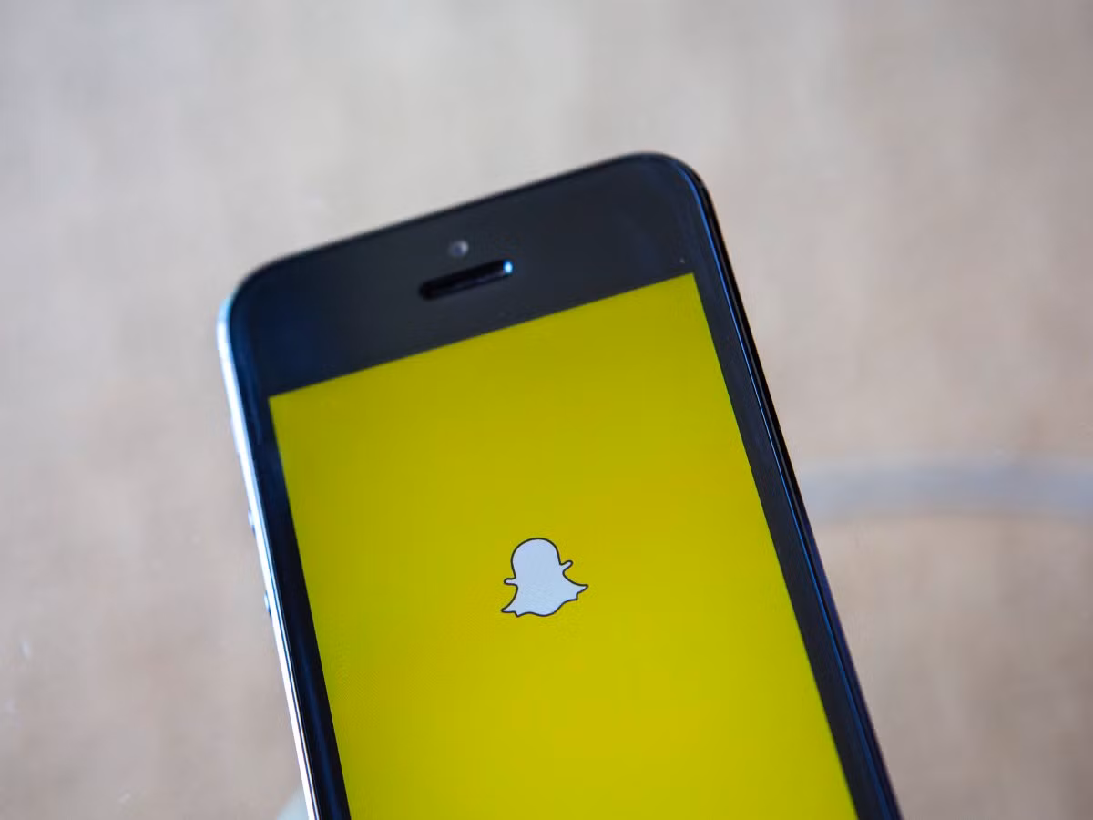 Snapchat là một trong những ứng dụng trên iPhone phổ biến nhất trong giới trẻ. Thuộc dạng ứng dụng tin nhắn, Snapchat tập trung vào việc chia sẻ hình ảnh và video tới bạn bè, người thân. Ảnh: BI.