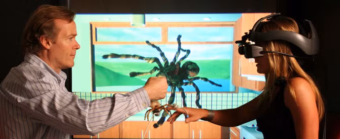  7. Công nghệ VR trở thành phương pháp trị liệu tâm lý. Frog dự đoán rằng con người sẽ có thể vượt qua nỗi sợ hãi và những căng thẳng do chấn thương tâm lý nhờ vào công nghệ VR. Mindmaze đang tạo ra một môi trường ảo cho những bệnh nhân gặp phải vấn đề tâm lý. Môi trường này sẽ "đánh lạc hướng" bộ não, làm cho bộ não xao nhãng với các tín hiệu đau và giúp bệnh nhân vượt qua chứng bệnh tâm lý đó.