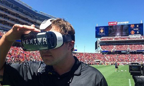  4. Công nghệ VR phục vụ cho các chương trình giải trí. Thay vì phải mua vé đến xem tận nơi các buổi hòa nhạc hay chiếu phim, sắp tới chúng ta sẽ có thể trải nghiệm điều đó ngay tại nhà với công nghệ thực tế ảo (VR). Các chương trình sẽ chiếu trực tiếp phục vụ cho những khán giả không muốn ra khỏi nhà. Công ty NextVR vừa qua đã hợp tác với Live Nation để có thể chiếu trực tiếp các chương trình bằng công nghệ VR. Đối với nhứng khán giả không có thiết bị VR, họ có thể đến VR Stations tại các tụ điểm công cộng.