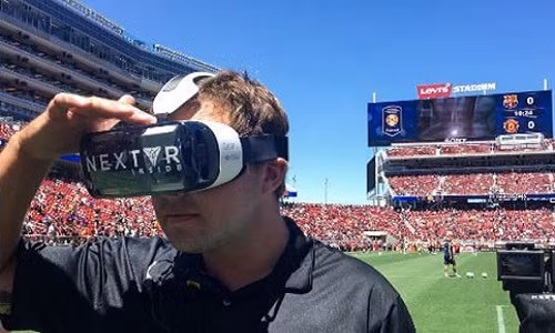  4. Công nghệ VR phục vụ cho các chương trình giải trí. Thay vì phải mua vé đến xem tận nơi các buổi hòa nhạc hay chiếu phim, sắp tới chúng ta sẽ có thể trải nghiệm điều đó ngay tại nhà với công nghệ thực tế ảo (VR). Các chương trình sẽ chiếu trực tiếp phục vụ cho những khán giả không muốn ra khỏi nhà. Công ty NextVR vừa qua đã hợp tác với Live Nation để có thể chiếu trực tiếp các chương trình bằng công nghệ VR. Đối với nhứng khán giả không có thiết bị VR, họ có thể đến VR Stations tại các tụ điểm công cộng.