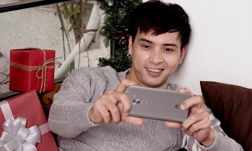 Mới đây, nam ca sĩ Hồ Quang Hiếu đã khoe chiếc "dế cưng" mới tậu Huawei GR5 2017 trên trang cá nhân. Bức ảnh nhận được 12.000 lượt like của khán giả. Ảnh: Facebook Hồ Quang Hiếu.