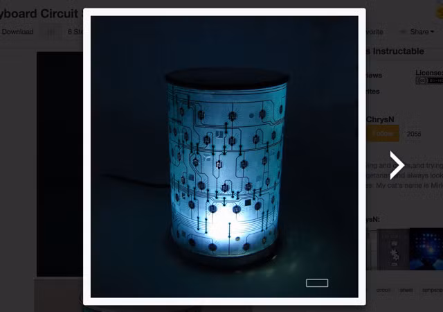 Chớ vội vứt bỏ đồ điện tử cũ đi bởi chúng còn có thể tái sử dụng vào nhiều việc khác thật sự hữu ích. Chẳng hạn chiếc bàn phím cũ có thể kết hợp với ánh sáng đèn LED để tạo thành chiếc đèn bàn tuyệt đẹp. Ảnh: Makeuseof.