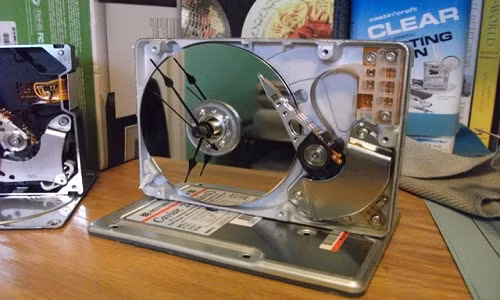 Tận dụng chiếc đĩa CD hỏng để tạo nên chiếc đồng hồ cực chất trên bàn học, bàn làm việc. Ảnh: Makeuseof.