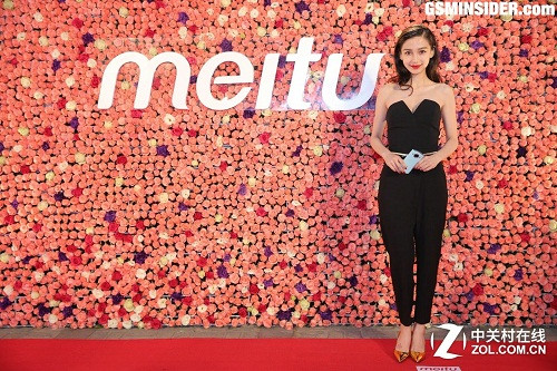Chiếc Meitu M4 được trang bị màn hình 4.7 inch, kích thước thân máy 147,5 x 66,2 x 8.99mm, trọng lượng 150g, tương đối nhẹ so với bàn tay của AngelaBaby. Ảnh: Zol.