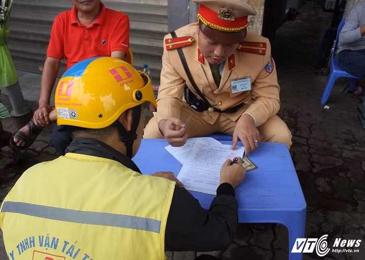 Đối với người điều khiển xe hoặc người ngồi trên xe mang vác vật cồng kềnh sẽ bị phạt tiền từ 100.000 đồng đến 200.000 đồng.