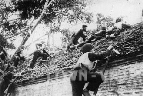 Quân và dân Hà Nội chiến đấu, giành giật với địch từng góc nhà, đường phố (tháng 12-1946). Ảnh: TTXVN.