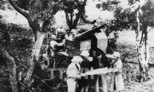 Pháo của quân ta tại trận địa Láng, Hà Nội chuẩn bị khai hỏa, trừng trị quân xâm lược. Ảnh: TTXVN.