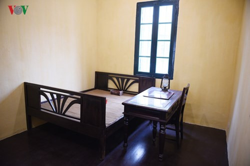 Căn phòng nhỏ Bác ở và làm việc vốn là phòng của cậu con trai thứ hai chủ nhà tên là Tú Liêu. Đồ dùng trong phòng đã được kê lại để phù hợp cho công việc và sinh hoạt của Bác.