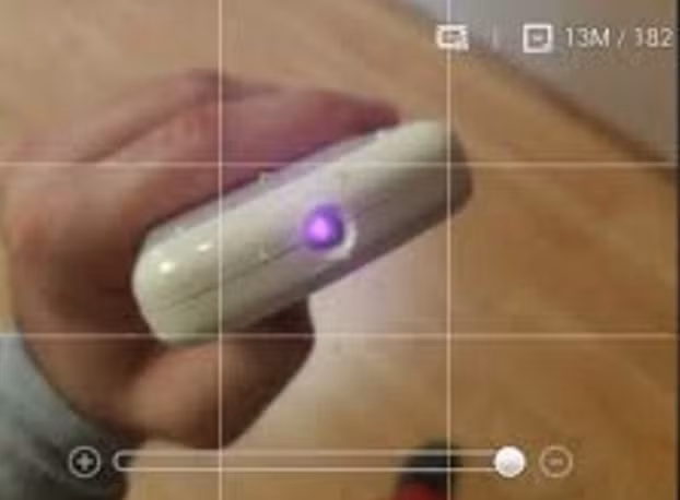 Mắt thường không thể nhìn thấy tia hồng ngoại phát ra từ TV, camera...nhưng smartphone lại làm được điều này. Nếu lo ngại việc bị quay lén, bạn hãy mởi ứng dụng camera trên smartphone. Sau đó quay điện thoại khắp phòng. Ảnh: Pcmag.