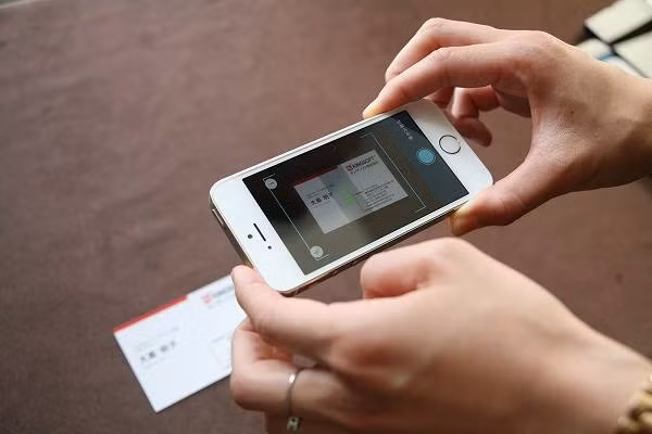 Nếu ngại phải nhập mã thẻ cào để nạp tiền, bạn có thể đưa camera quét mã thẻ cào để ứng dụng Card Scan tự nhận diện mã thẻ và nạp tiền một cách nhanh chóng. Ảnh: VentureBeat.