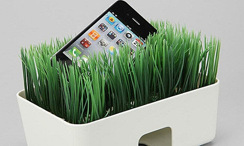 Với bộ sạc pin iPhone mô phỏng bãi cỏ, Grassy Lawn Charging Station, chắc chắn góc làm việc của bạn sẽ trở nên thiên nhiên hơn. Ảnh: IRSA.