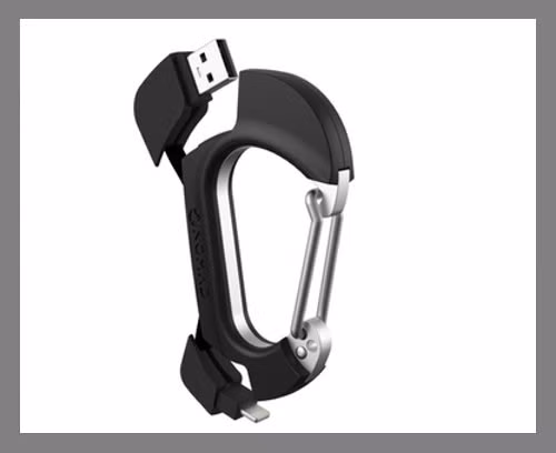 NomadClip không chỉ cho phép bạn cất toàn bộ chìa khóa mà còn có cả cáp sạc chuyển đổi Lightning sang USB tích hợp. Nhờ đó, người dùng dễ dàng sạc iPhone hoặc truyền dữ liệu với máy tính. Ảnh: Business Insider.