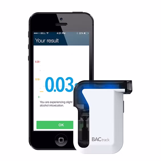 Breathalyzer giúp người dùng xác định nồng độ cồn có trong hơi thở. Đây là một phụ kiện cần thiết sau bữa tiệc, giúp bạn xác định mình có nên tham gia giao thông hay không. Ảnh: Business Insider.