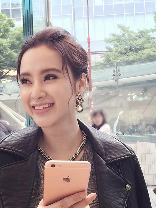 Angela Phương Trinh nhanh cũng là một tín đồ của nhà Táo khuyến. Cô nhanh tay sắm chiếc iPhone 6s nhân chuyến công tác tại Nhật Bản. Ảnh: Thê giới trẻ.