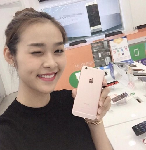 Diệp Bảo Ngọc nhí nhảnh khoe hình cùng iPhone 6s màu vàng hồng bản 128GB. Ảnh: Thế giới trẻ.