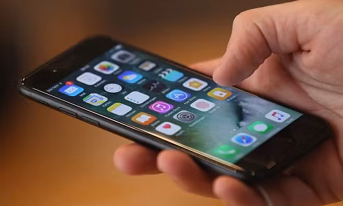 Những tính năng vượt trội như chụp ảnh xóa phông cực dễ, âm thanh tuyệt vời trên hệ thống loa kép, có thể ngâm trong nước tối đa 30 phút ở độ sâu 1 mét... khiến người dùng không thể không mua. Ảnh: Tech Times.