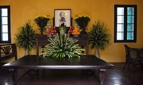 Ban thờ anh linh Bác cũng được đặt tại căn phòng này để thuận lợi cho nhân dân và du khách tới tìm hiểu di tích, tưởng niệm Chủ tịch Hồ Chí Minh.