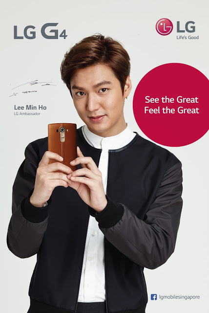 Lee Min Ho thích thú với tính năng xem thông báo không cần mở màn hình đầy đủ của LG G4. Ảnh: Huney'Z World.