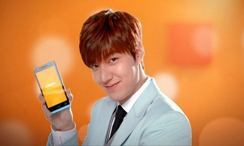 Sự nổi tiếng đã giúp Lee Min Ho trở thành đại diện hình ảnh của nhiều thương hiệu nổi tiếng. Trong ảnh là chiếc smartphone của công ty Aux Telecom trên tay nam diễn viên xứ Hàn. Ảnh: Kdramasta.
