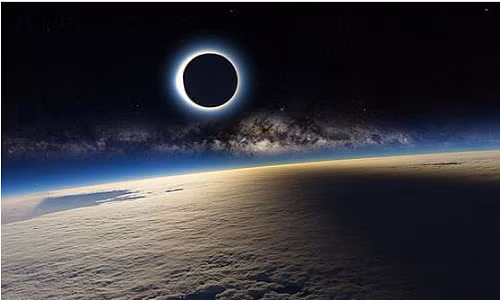 Tấm ảnh từng được lan truyền với tốc độ chóng mặt trên mạng xã hội khi nó được ghi lại từ một nhà du hành vũ trụ đặt chân trên trạm ISS. Tuy nhiên, dưới góc nhìn của khoa học đây chỉ là một sản phẩm của Photoshop. Bởi mặt trăng và mặt trời ở vị trí này, sẽ không có ai trên Trái đất nhìn được hiện tượng nhật thực.