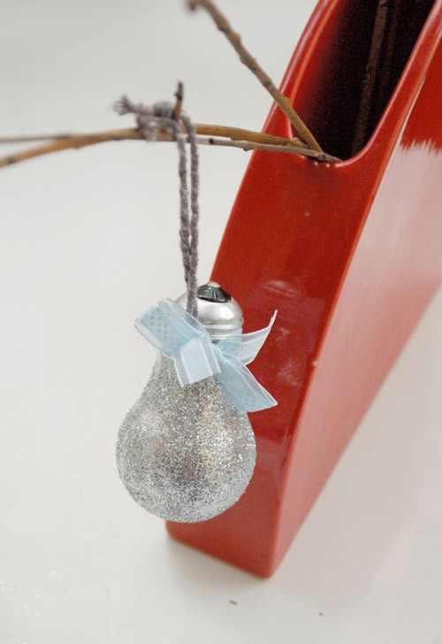 Nếu không dành về kỹ thuật lột dây tóc, bạn có thể biến bóng đèn thành đồ vật trang trí nhà đơn giản hơn. Ảnh: House.