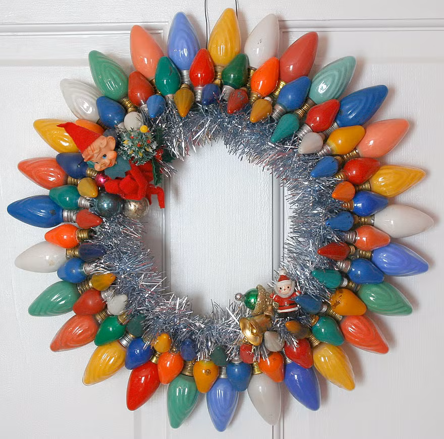 Cầu kỳ hơn có thể kết chúng thành tràng hoa trước cửa. Ảnh: Boredpanda.