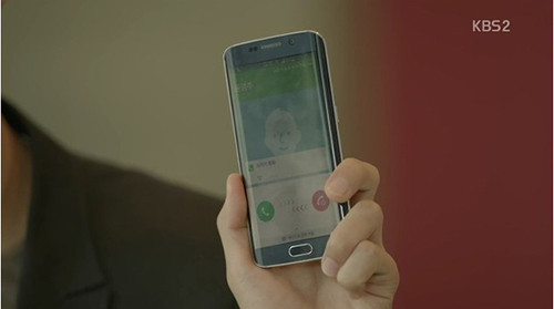 Chàng quân nhân trong Hậu duệ mặt trời sử dụng Samsung Galaxy S6 edge màu xanh trong tập đầu của bộ phim. Ảnh: KBS.