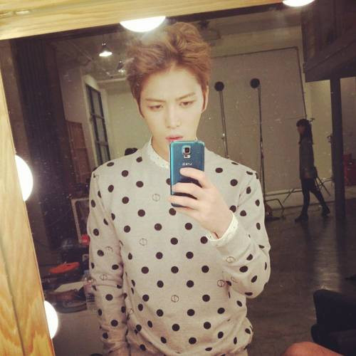 Kim Jae-joong lựa chọn gam màu xanh hiện đại cho chiếc Samsung Galaxy S5. Ảnh: Kdramasta.