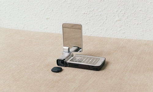 Với việc đưa cụm phím điều khiển camera sang cạnh bên, người dùng có thể cầm Nokia N93i quay phim khá tiện dụng, vừa tạo sự thoải mái trong lòng bàn tay, vừa mang đến vẻ chuyên nghiệp hiếm có. Ảnh: Tech.