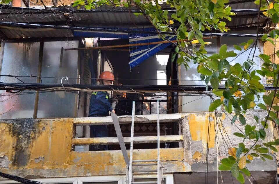 Theo những nhân chứng có mặt tại hiện trường, vào khoảng thời gian trên người dân phát hiện thấy mùi khét cùng khói mù mịt phát ra từ căn nhà số 81 Phùng Hưng liền hô hoán và báo cho lực lượng Cảnh sát PCCC.