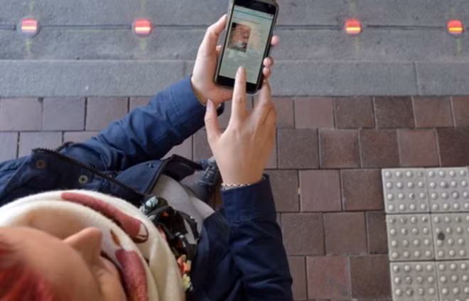 Đèn tín hiệu cho con nghiện di động: Các nhà khoa học tại thành phố Ausgburg (Đức) đã lắp đặt các đèn nhấp nháy màu đỏ trên các vỉa hè tại các nút giao thông, cảnh báo “kẻ nghiện nhắn tin” chú ý đến “đèn giao thông cá nhân” và kịp dừng điện thoại để quan sát trước khi bước qua đường.