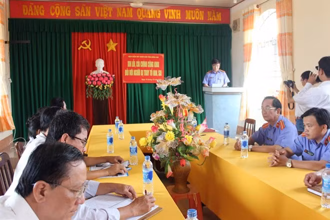 Ông Nguyễn Phạm Hùng, đại diện VKSND Đồng Nai nói lời xin lỗi đến người bị truy tố oan. Ảnh: Ngọc An.