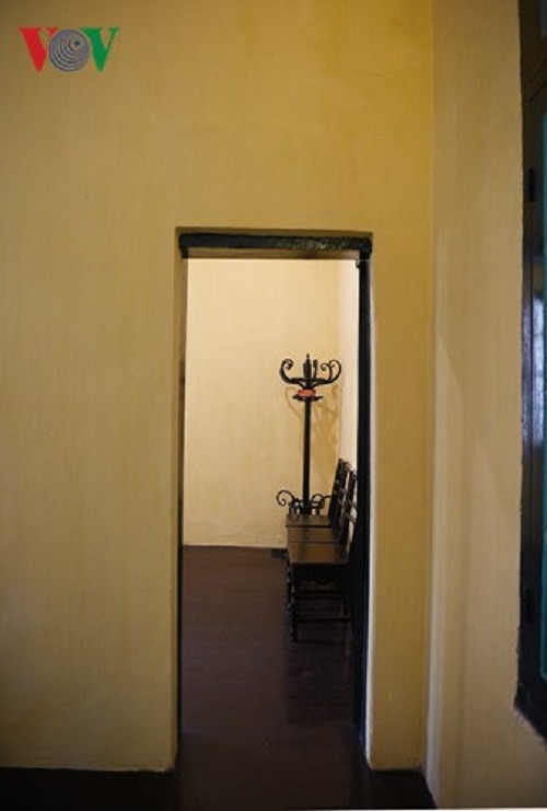 Trong phòng nơi Bác ở còn có chiếc mắc áo được kê lại để phù hợp với sinh hoạt của Bác.