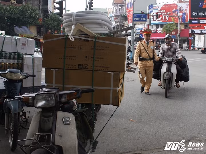 Chưa đầy 1 giờ đồng hồ đã có hàng chục trường hợp chở hàng cồng kềnh, quá khổ quá tải qua khu vực ngã tư Minh Khai – Bạch Mai bị xử phạt