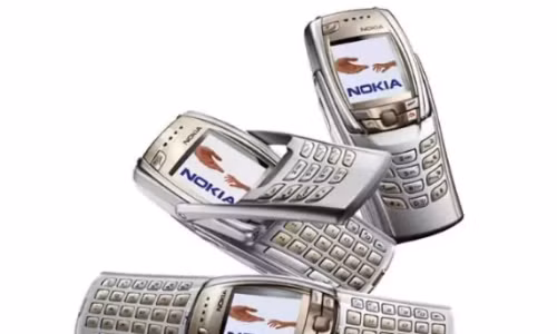 Nokia 6800 được ví như chiếc điện thoại dành riêng cho nhắn tin với kiểu bàn phím Qwerty với thiết kế gấp lạ mắt. Ảnh: Telegraph.