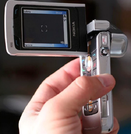 Màn hình dạng xoay cho phép người dùng Nokia N90 có cảm giác như đang sử dụng một chiếc máy quay cầm tay. Ảnh: Telegraph.