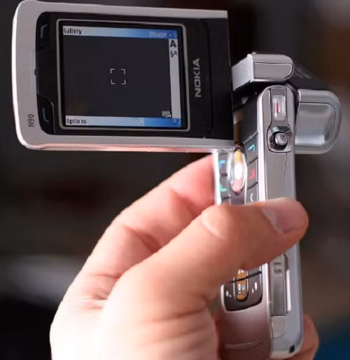 Màn hình dạng xoay cho phép người dùng Nokia N90 có cảm giác như đang sử dụng một chiếc máy quay cầm tay. Ảnh: Telegraph.