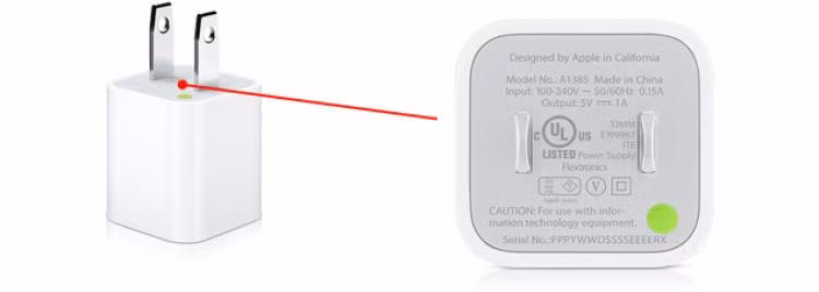 Trong khi đó, sạc nhái thường có chữ mờ hơn, rất khó đọc. Ảnh: Newsdaily.