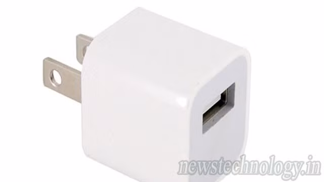 Khe tiếp xúc giữa chân củ sạc iPhone chính hãng với vỏ hoàn toàn khít nhau, không xô lệch. Ảnh: Newtechnology.