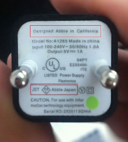 Sạc iPhone nhái thường viết sai chính tả như "Design by Abble" hay "Designed by California", thay vì "Designed by Apple in California" như hàng chính hãng. Ảnh: Wectech.