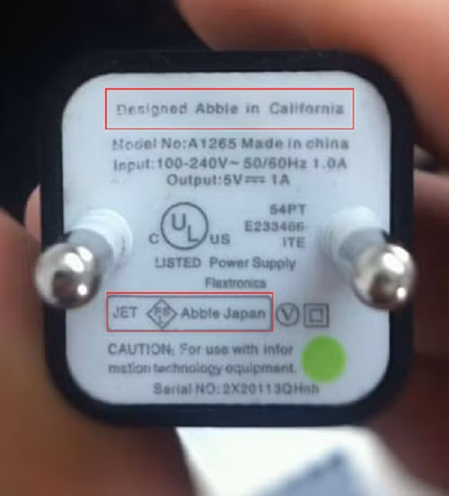 Sạc iPhone nhái thường viết sai chính tả như "Design by Abble" hay "Designed by California", thay vì "Designed by Apple in California" như hàng chính hãng. Ảnh: Wectech.
